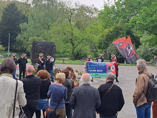 Peut être une image de 13 personnes, foule et monument