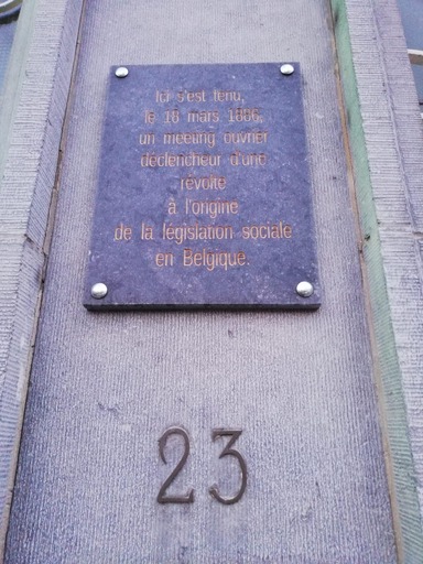 Peut être une image de monument et texte qui dit ’lci s'est tenu, le 18 mars 1886, un meeting ouvrier déclencheur d'une révolte à l'origine de la législation sociale en Belgique 23’