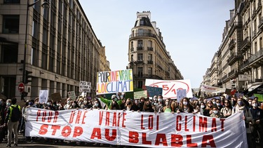 https://images.bfmtv.com/J8LE32n2lYf8AEsubyHT5PjXSkY=/0x106:2048x1258/2048x0/images/Marche-climat-996215.jpg
