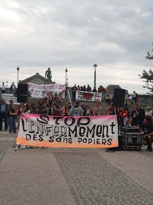 Peut être une image de 5 personnes, foule et texte